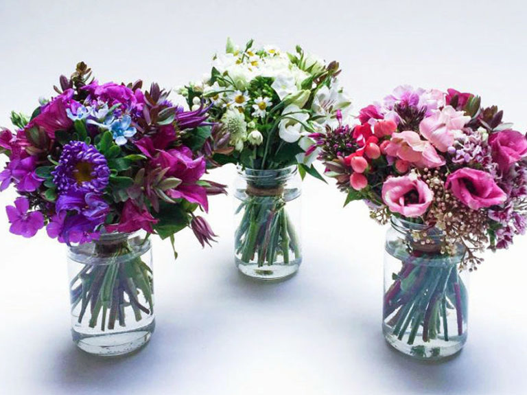 floom bloomsbury flowers jam jar selection bouquet camomile anemone 1 3 768x575
